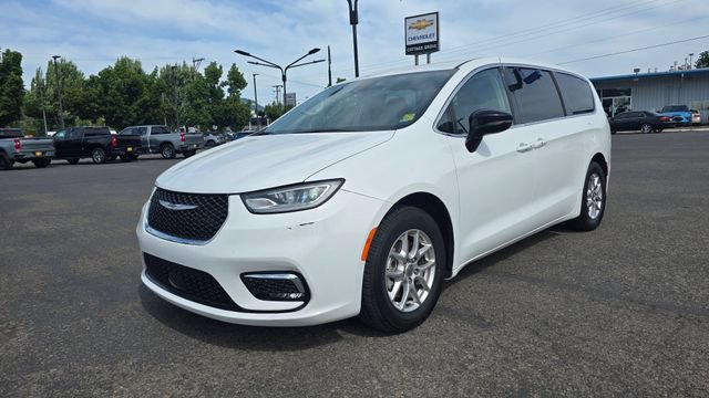 2024 Chrysler Pacifica Touring L's photo