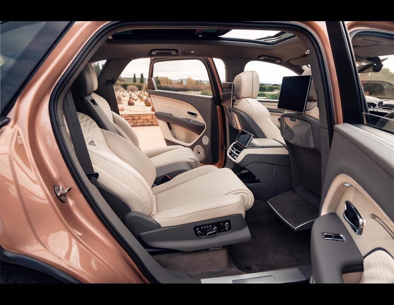 Bentley Motors Website: World of Bentley: News: 2020 News: New Bentayga in  detail: Four Seat Comfort Specification