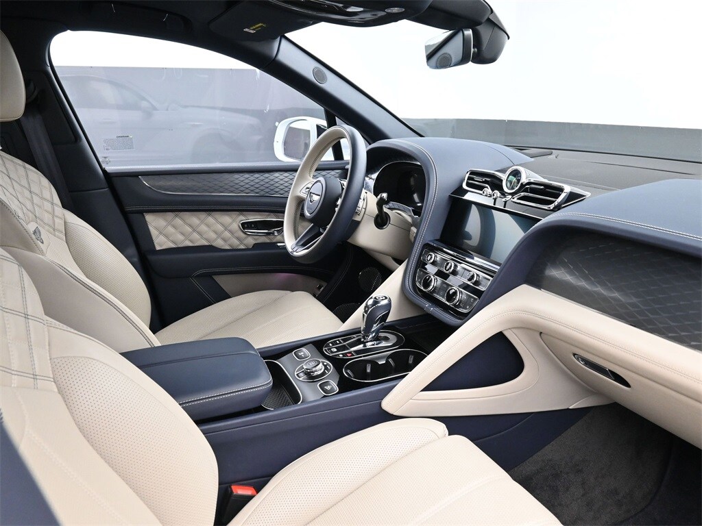 2022 Bentley Bentayga V8 photo 2