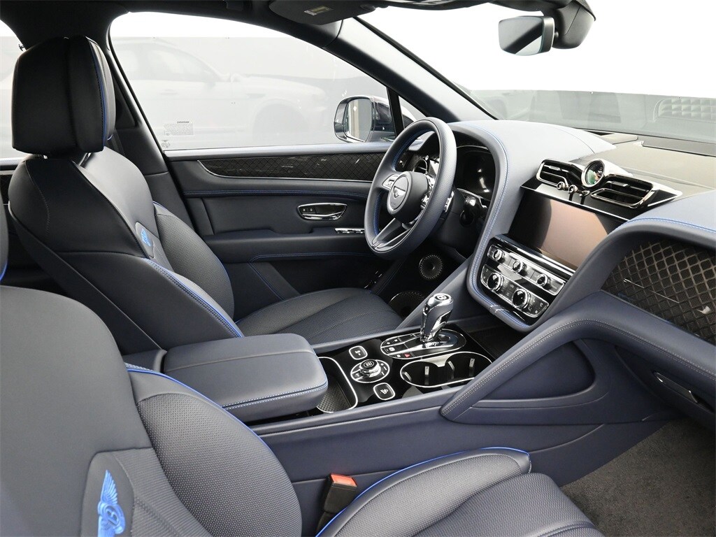 2025 Bentley Bentayga V8 photo 3