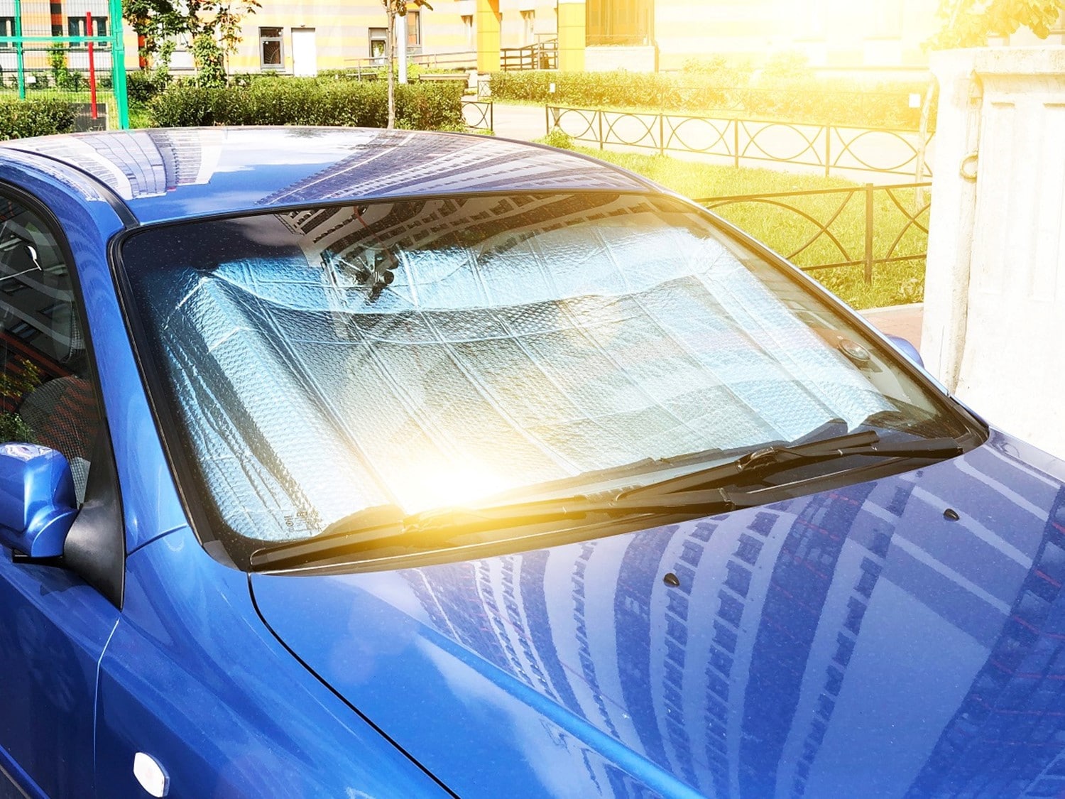 Солнцезащитная пленка на лобовое стекло автомобиля. Светоотражающая пленка для автомобиля от солнца. Защита авто от жары. Пленка от солнца снимаемая для автомобиля. Солнцезащитная пленка на лобовое