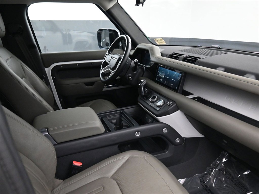 2020 Land Rover Defender HSE photo 2