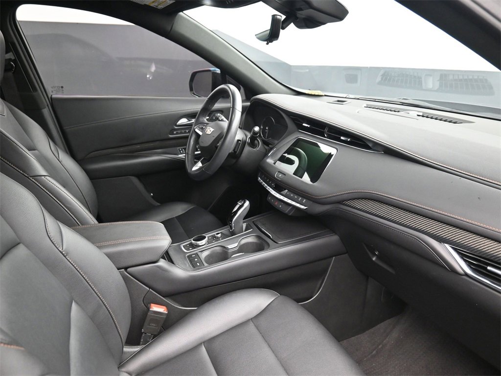 2022 Cadillac XT4 Sport photo 2