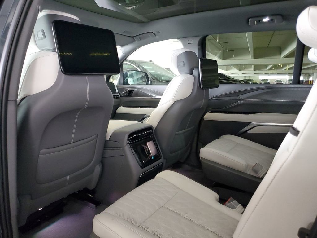 2026 Cadillac Escalade IQ Luxury - Photo 10