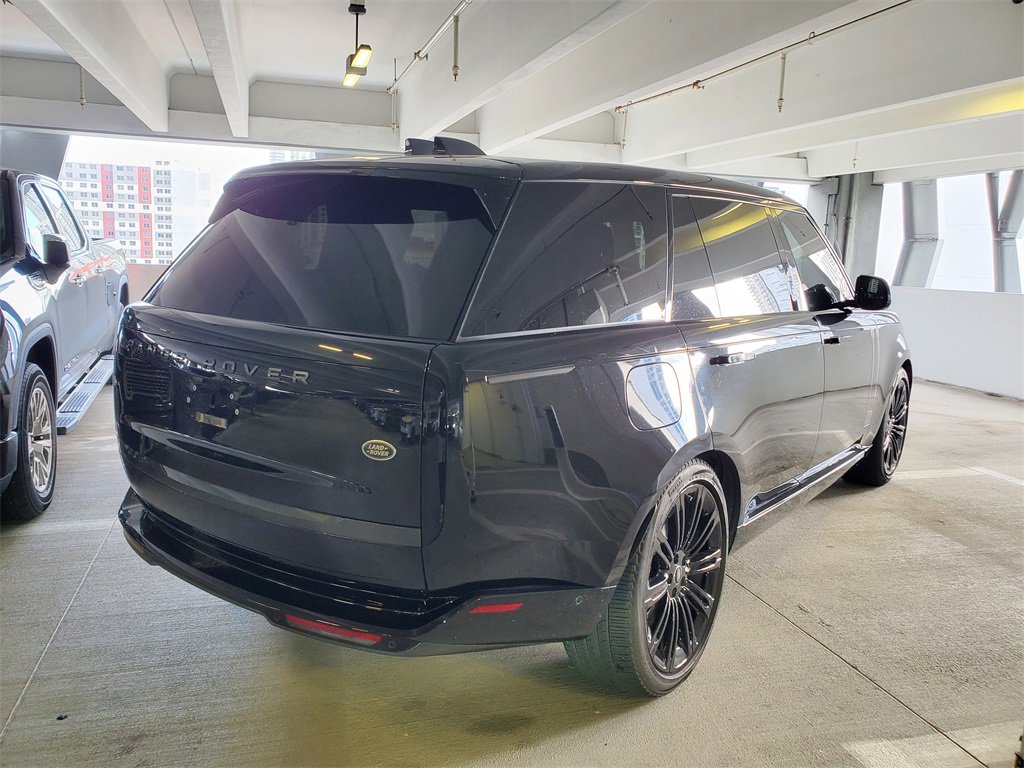 2023 Land Rover Range Rover SE photo 3