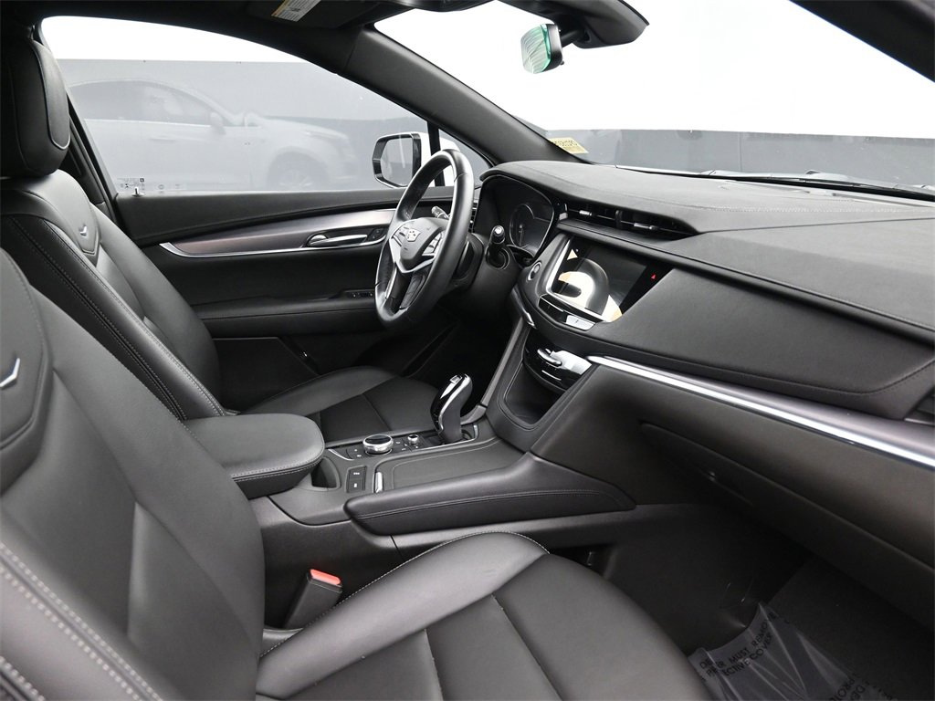 2022 Cadillac XT5 Luxury photo 2