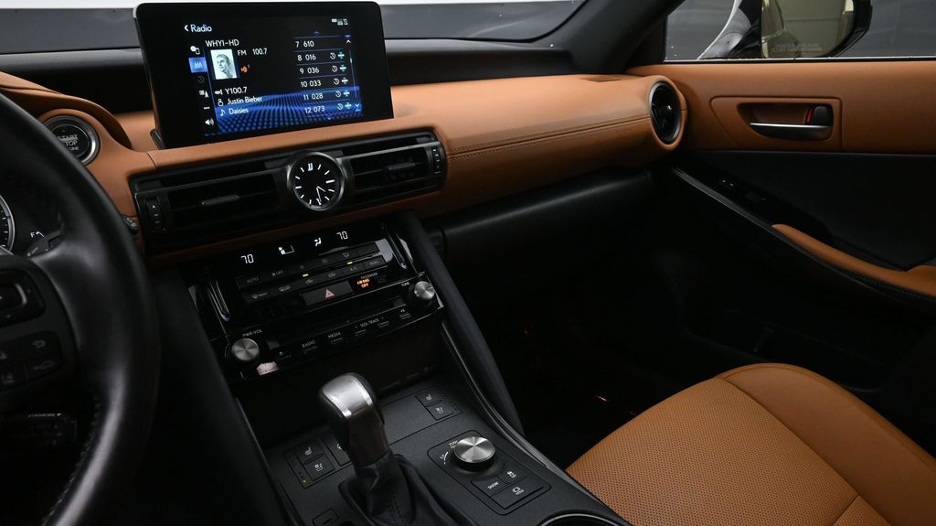 2024 Lexus IS 300 - Photo 8