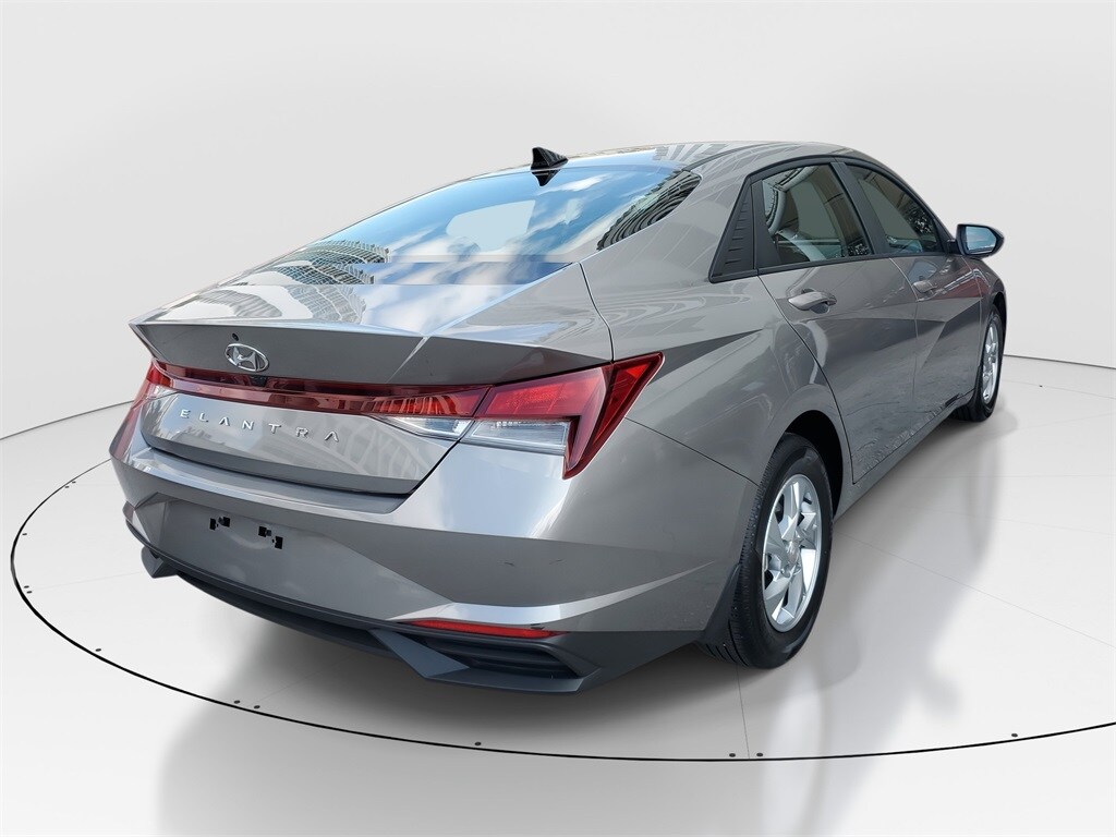 2023 Hyundai Elantra SE photo 3