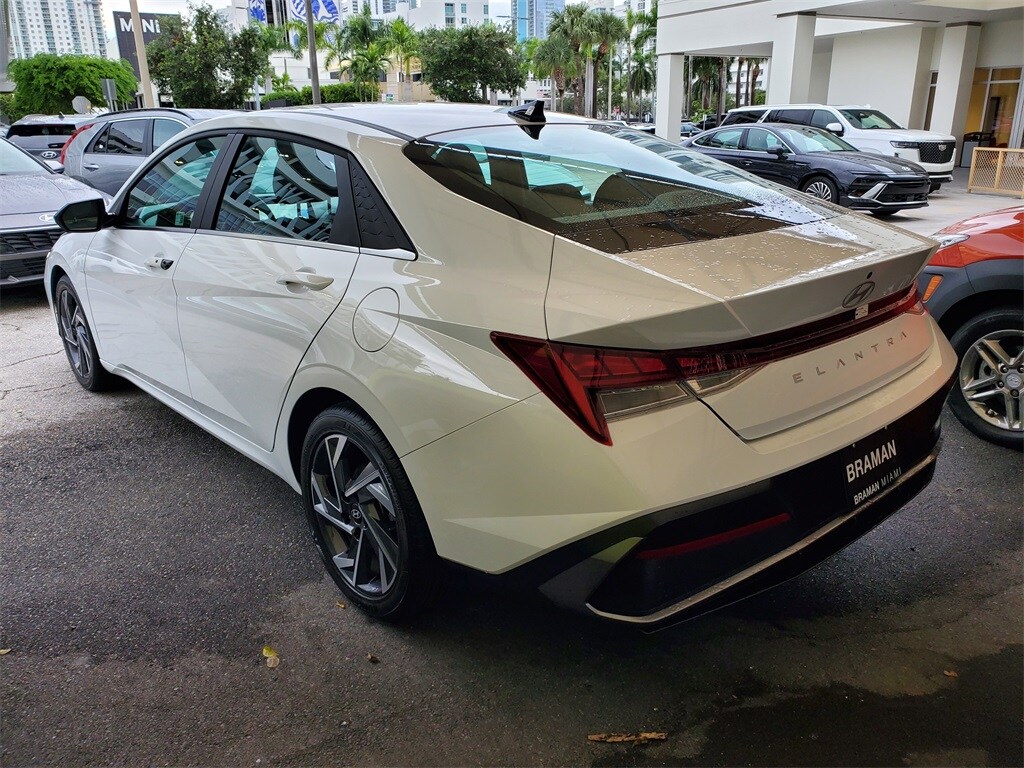 2025 Hyundai Elantra SEL Convenience photo 4