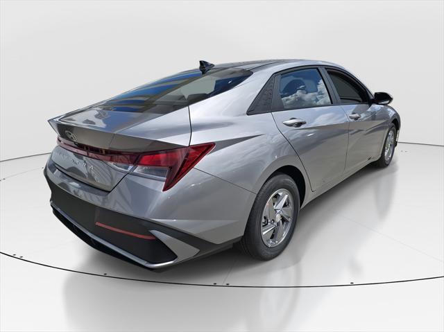 2025 Hyundai Elantra SE photo 3