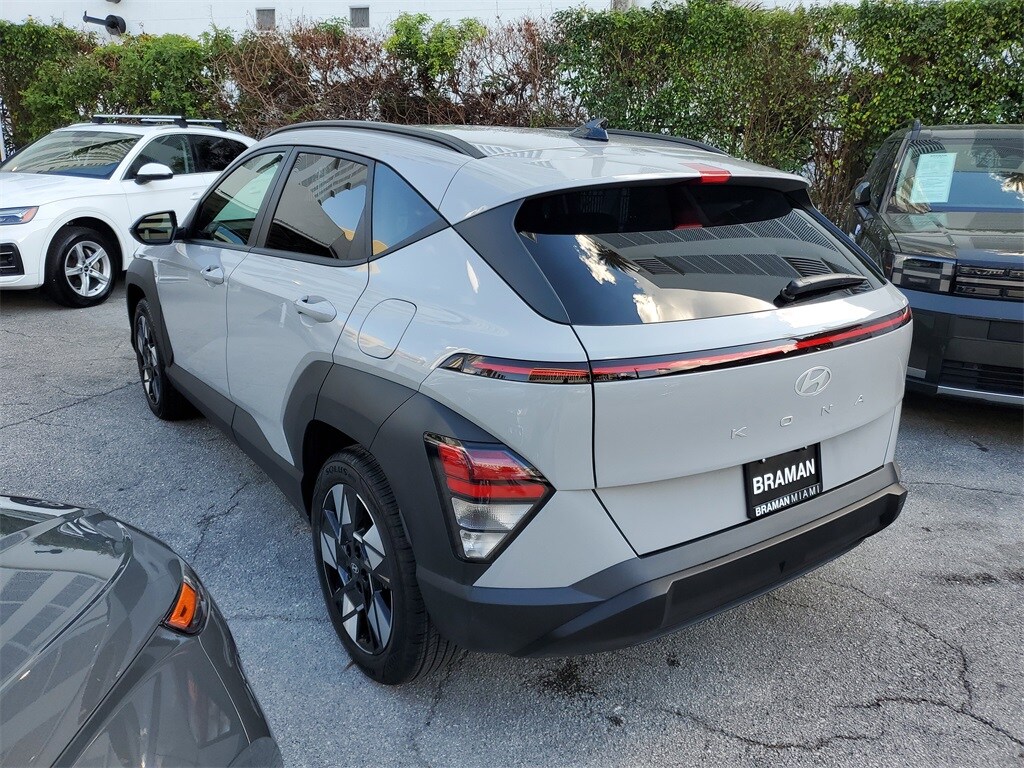 2025 Hyundai Kona SEL photo 2
