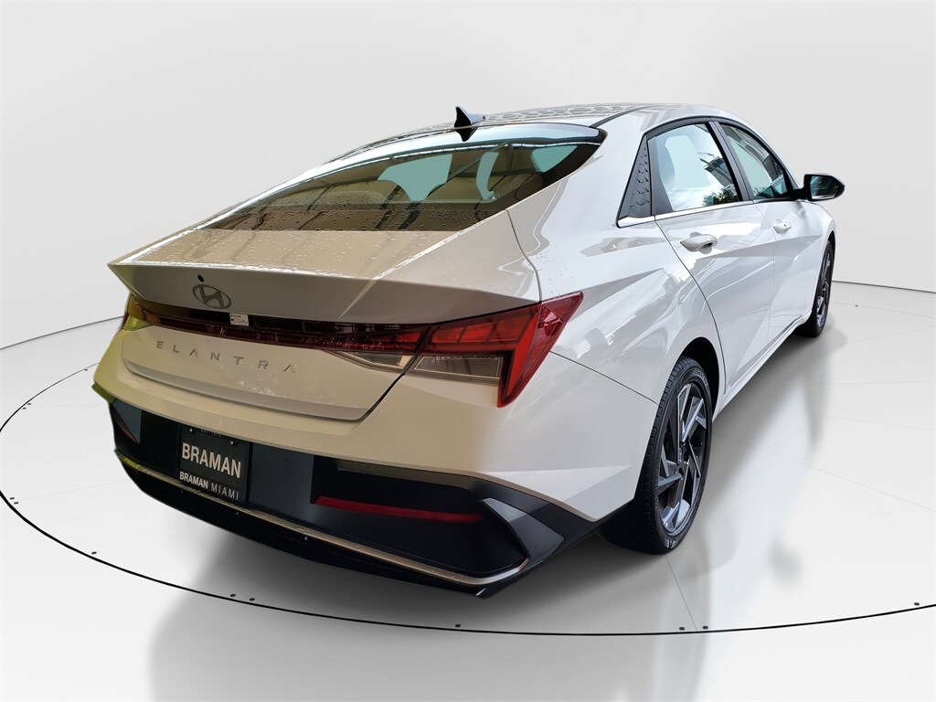 2025 Hyundai Elantra SEL Convenience photo 3