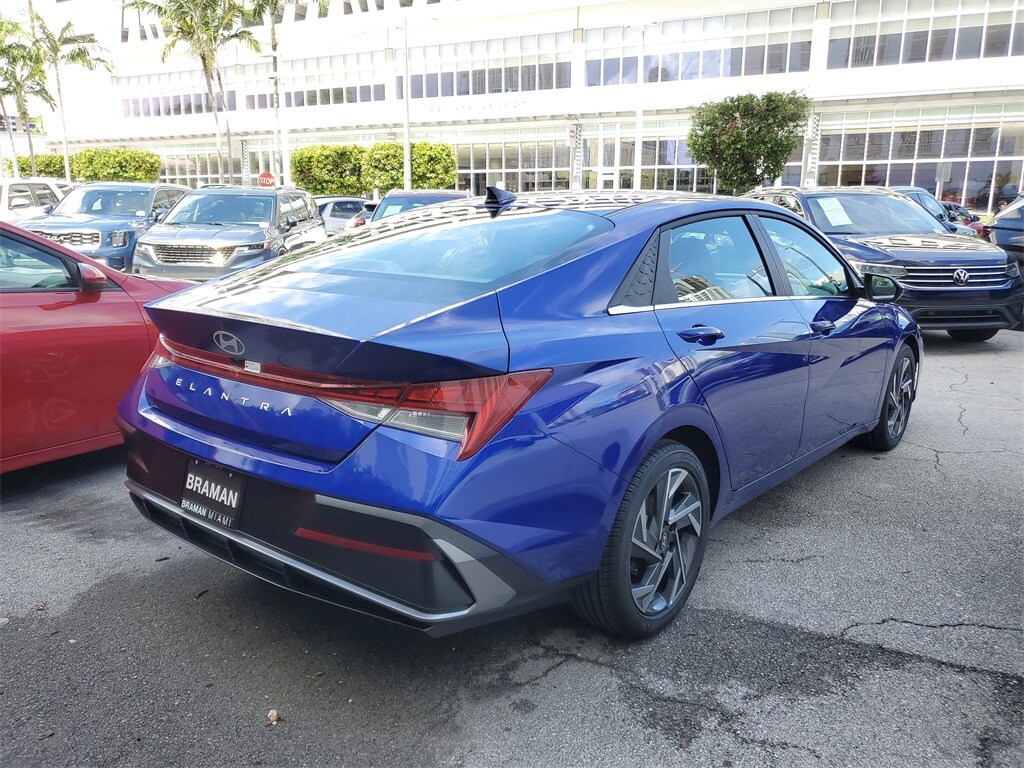 2025 Hyundai Elantra SEL Convenience photo 3