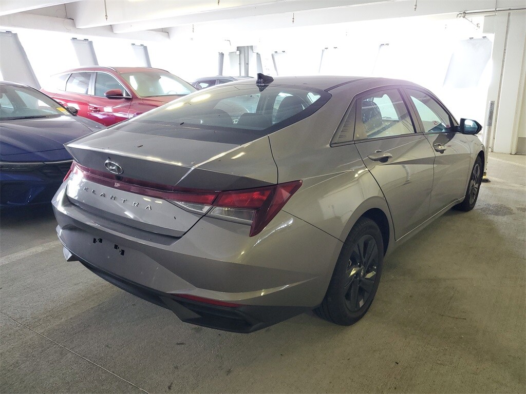2023 Hyundai Elantra SEL photo 2