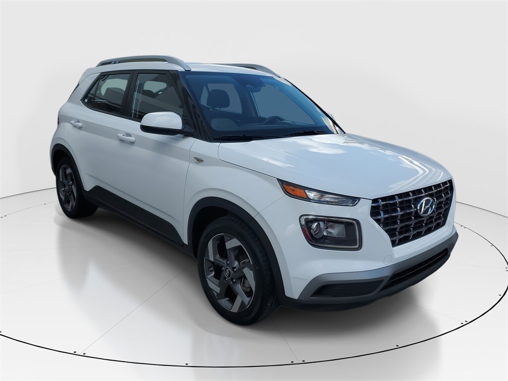 2023 Hyundai Venue SEL photo 2