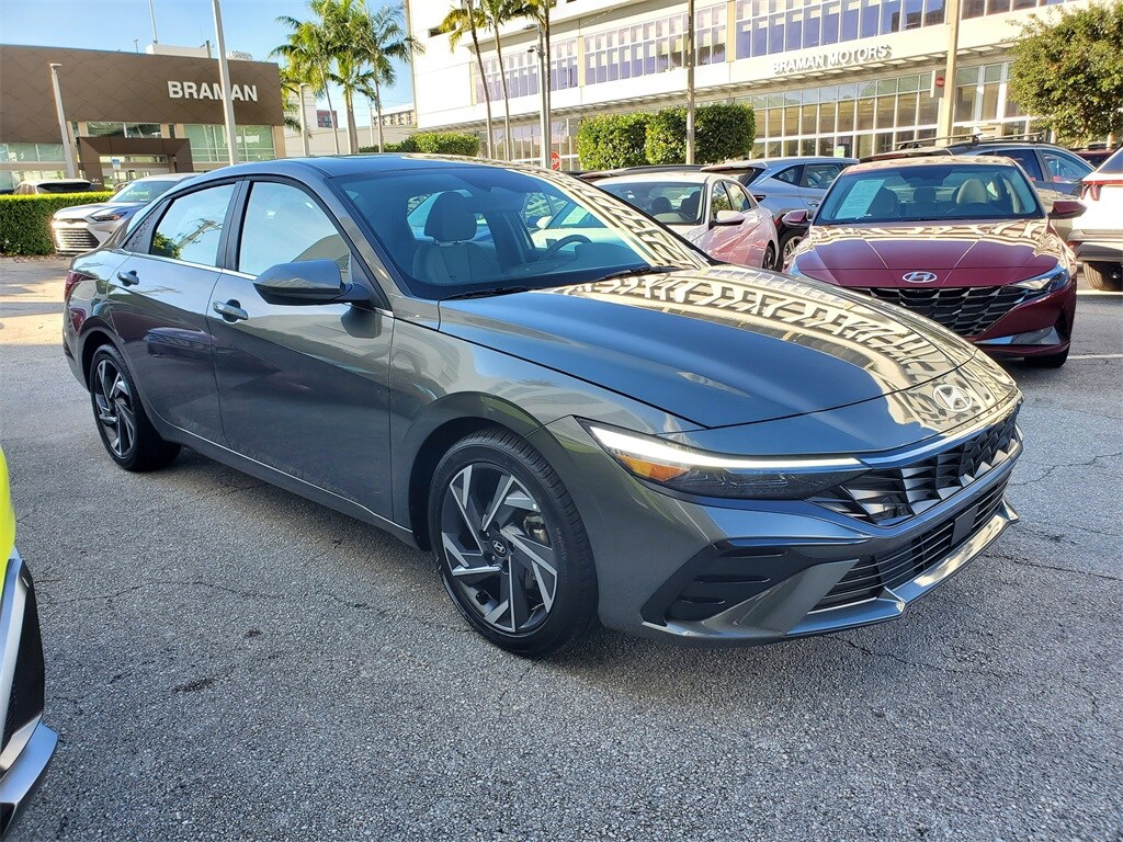 2025 Hyundai Elantra SEL Convenience photo 2