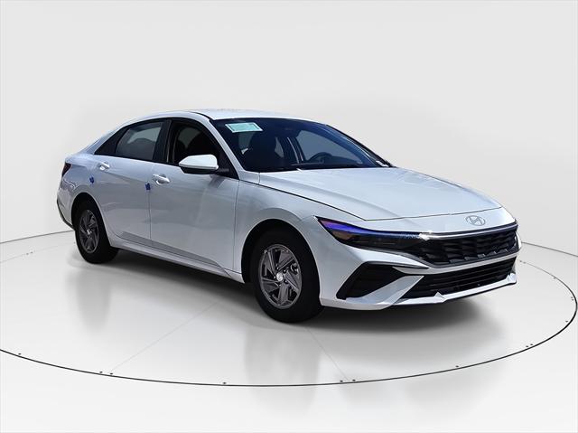 2025 Hyundai Elantra SE photo 2