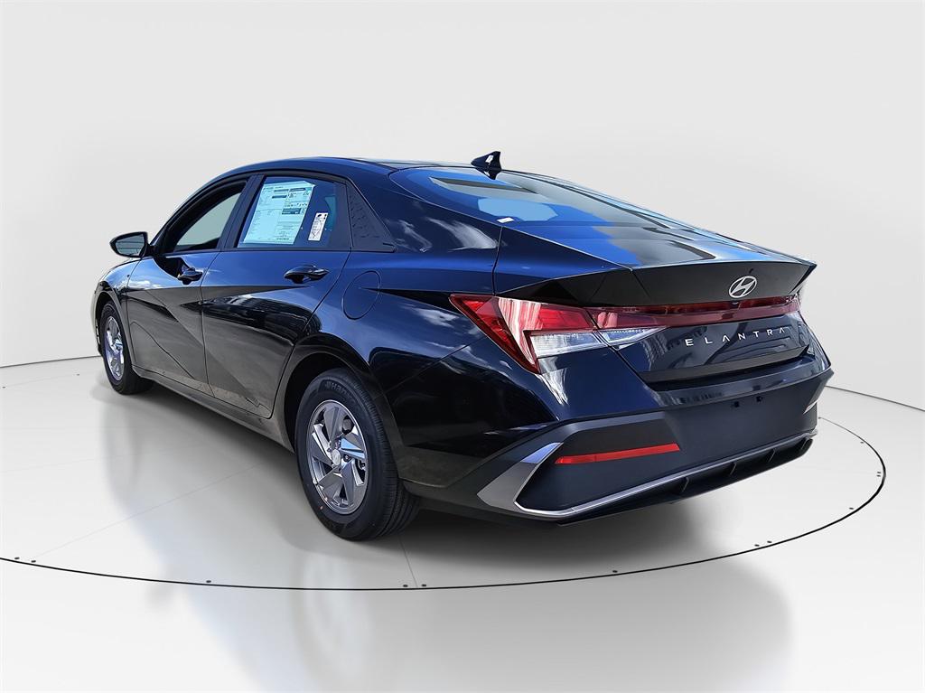 2026 Hyundai Elantra SE photo 4