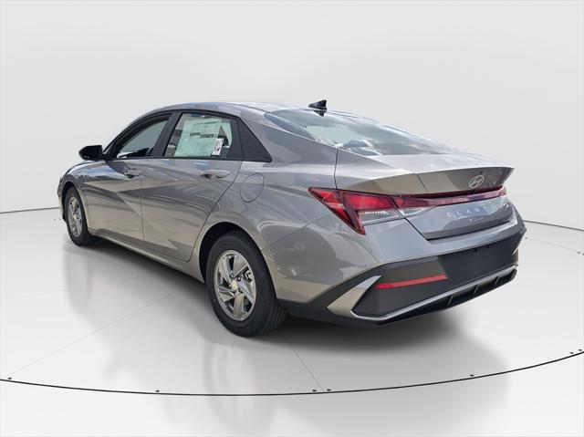 2025 Hyundai Elantra SE photo 4