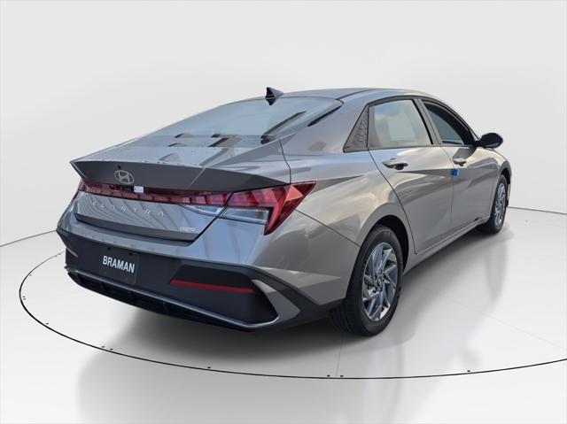 2025 Hyundai Elantra Hybrid photo 3