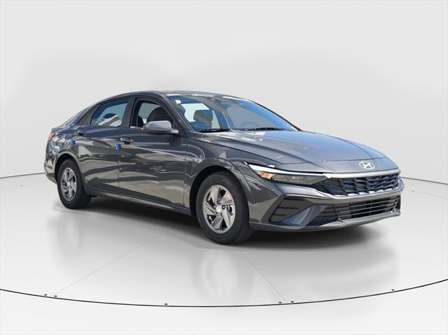 2025 Hyundai Elantra SE photo 2