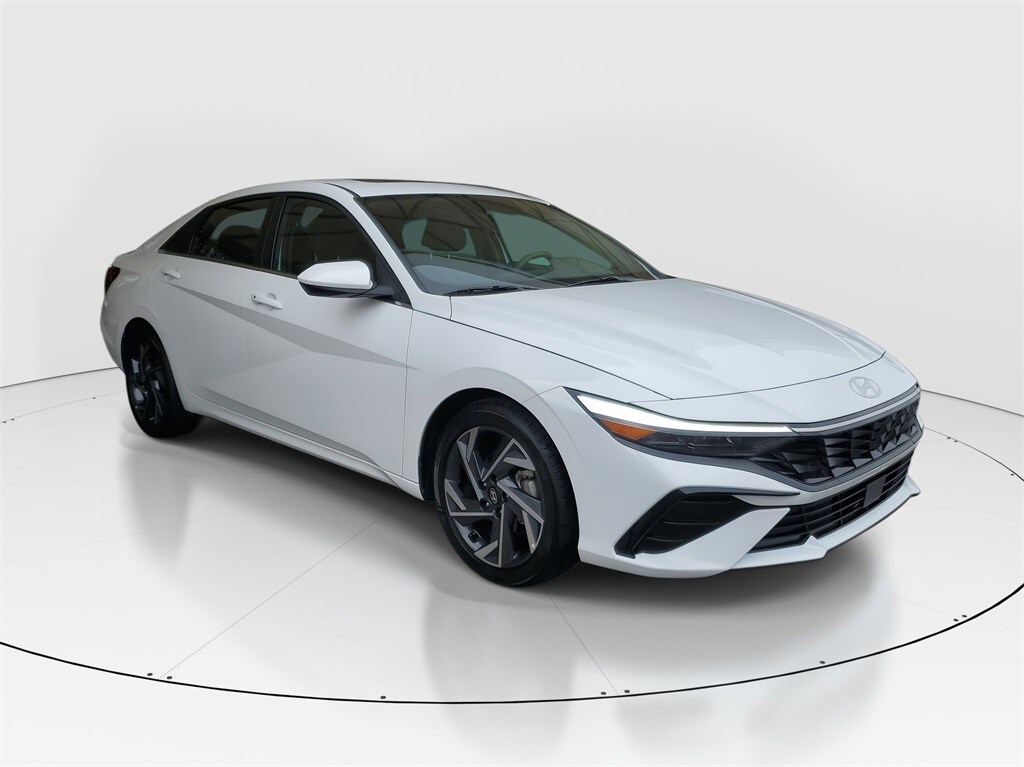 2025 Hyundai Elantra SEL Convenience photo 2
