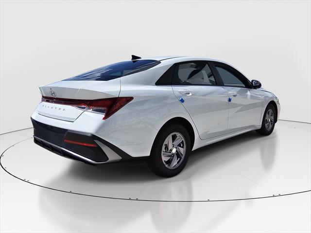2025 Hyundai Elantra SE photo 3