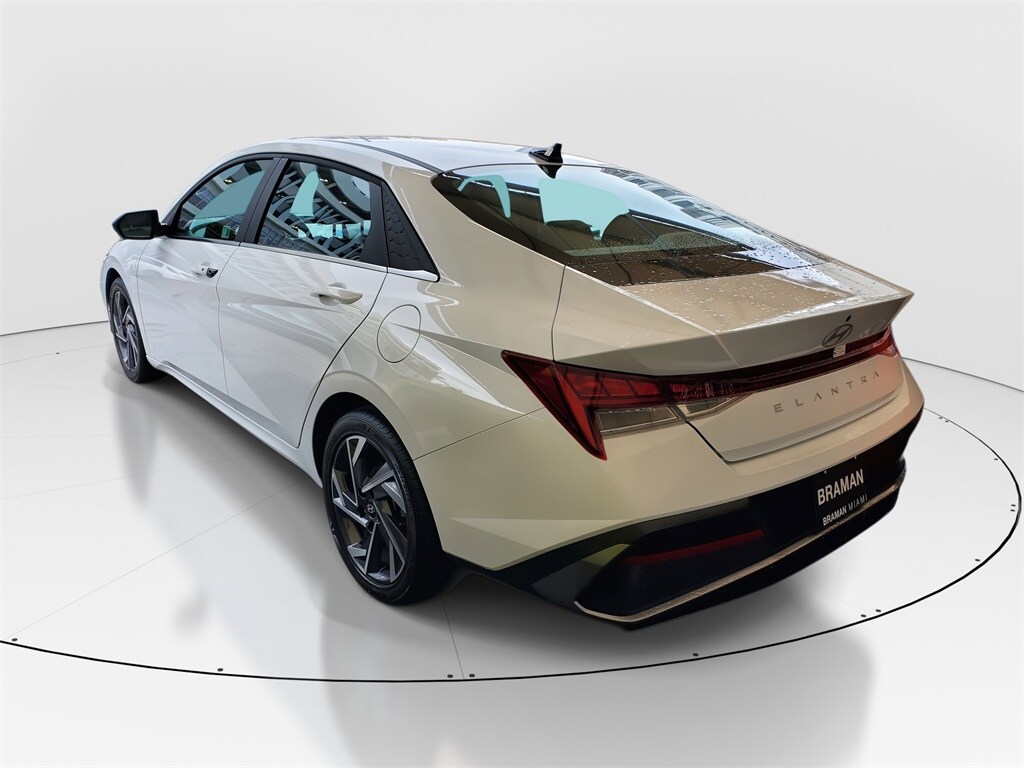 2025 Hyundai Elantra SEL Convenience photo 4