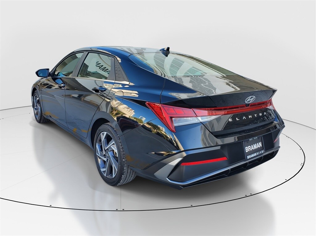 2025 Hyundai Elantra SEL Convenience photo 3