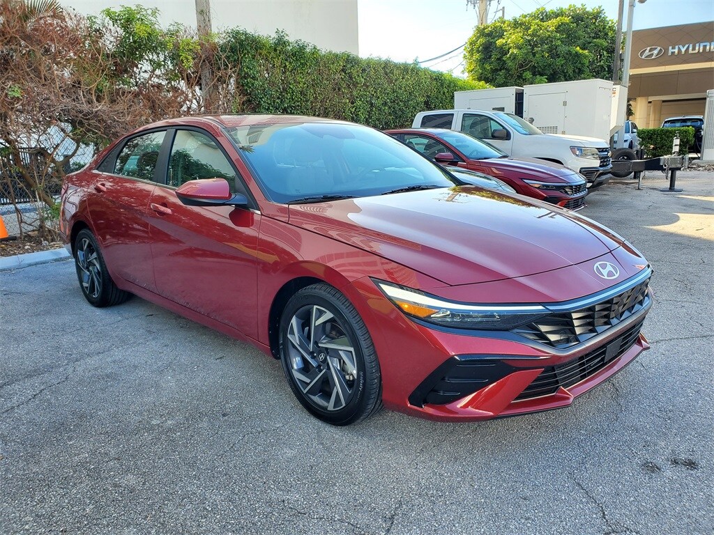 2025 Hyundai Elantra SEL Convenience photo 2