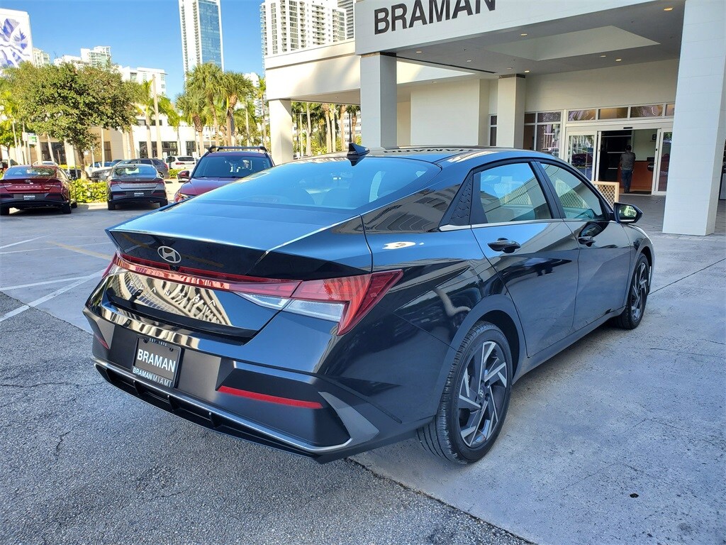 2025 Hyundai Elantra SEL Convenience photo 2