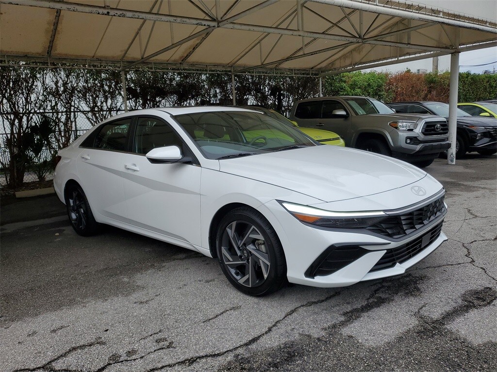 2025 Hyundai Elantra SEL Convenience photo 2