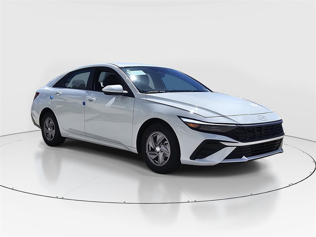 2026 Hyundai Elantra SE photo 2
