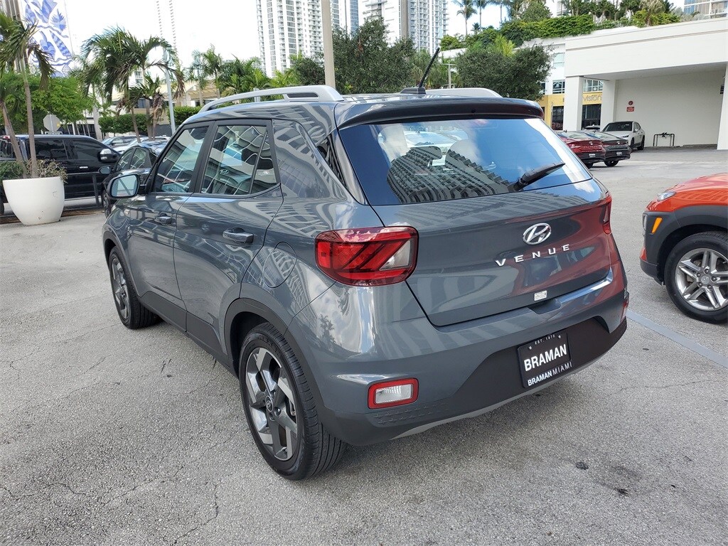 2024 Hyundai Venue Limited photo 4