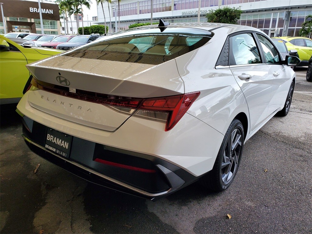 2025 Hyundai Elantra SEL Convenience photo 3