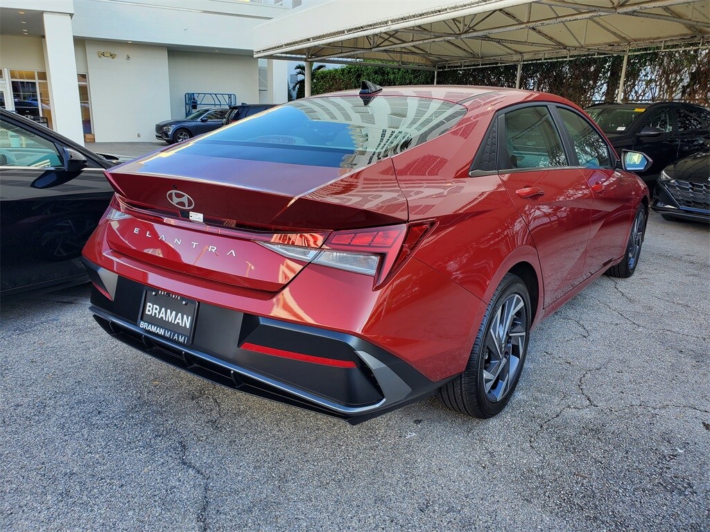 2025 Hyundai Elantra SEL Convenience photo 3