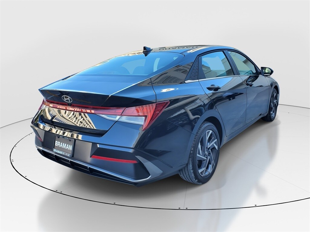 2025 Hyundai Elantra SEL Convenience photo 2