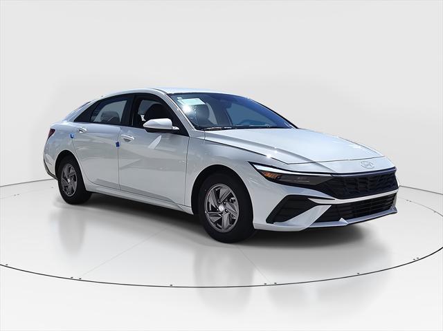 2025 Hyundai Elantra SE photo 2
