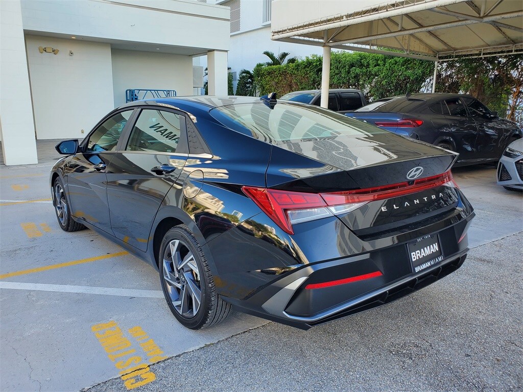 2025 Hyundai Elantra SEL Convenience photo 3
