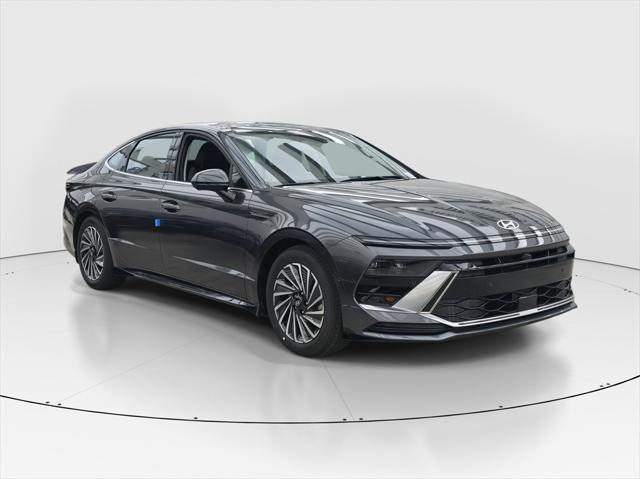 2025 Hyundai Sonata Hybrid SEL photo 2