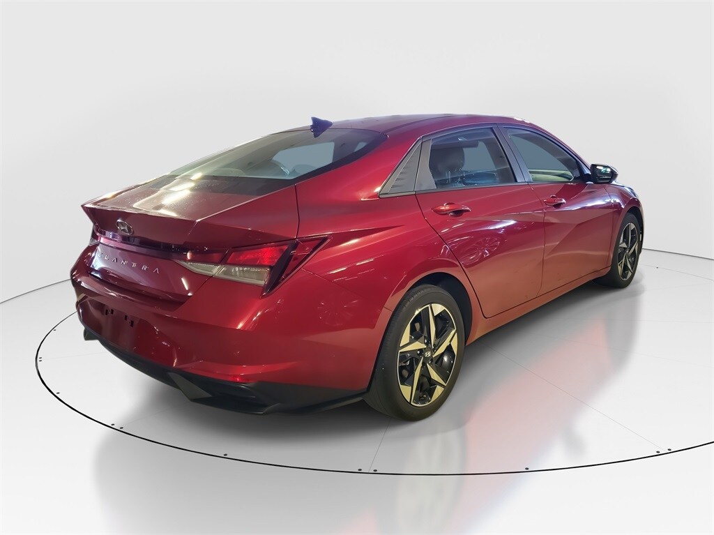 2023 Hyundai Elantra SEL photo 3