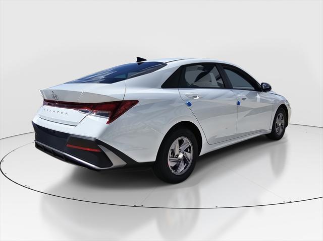 2025 Hyundai Elantra SE photo 3