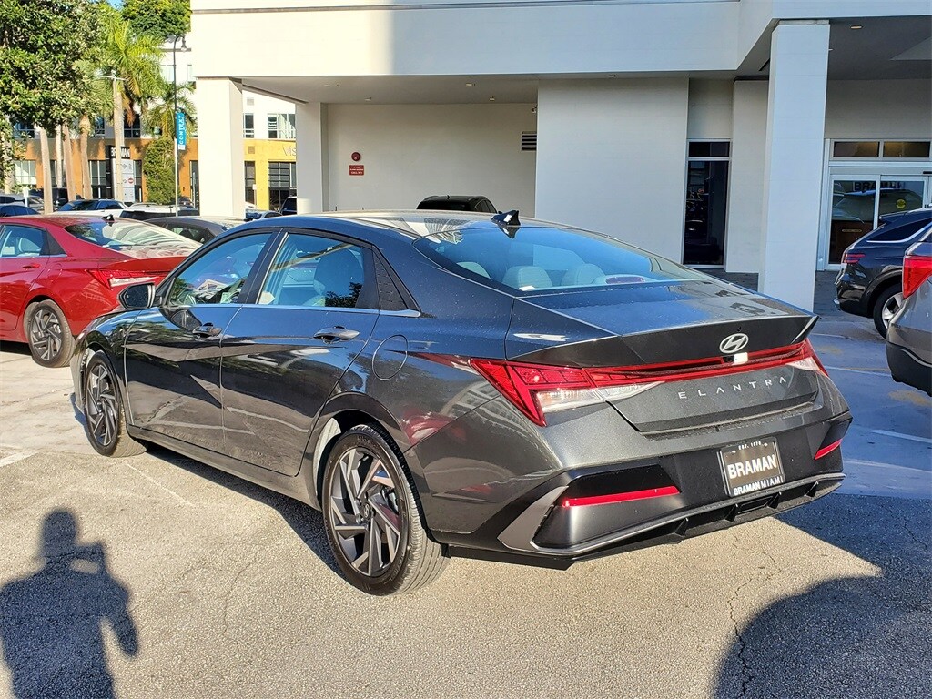 2025 Hyundai Elantra SEL Convenience photo 2