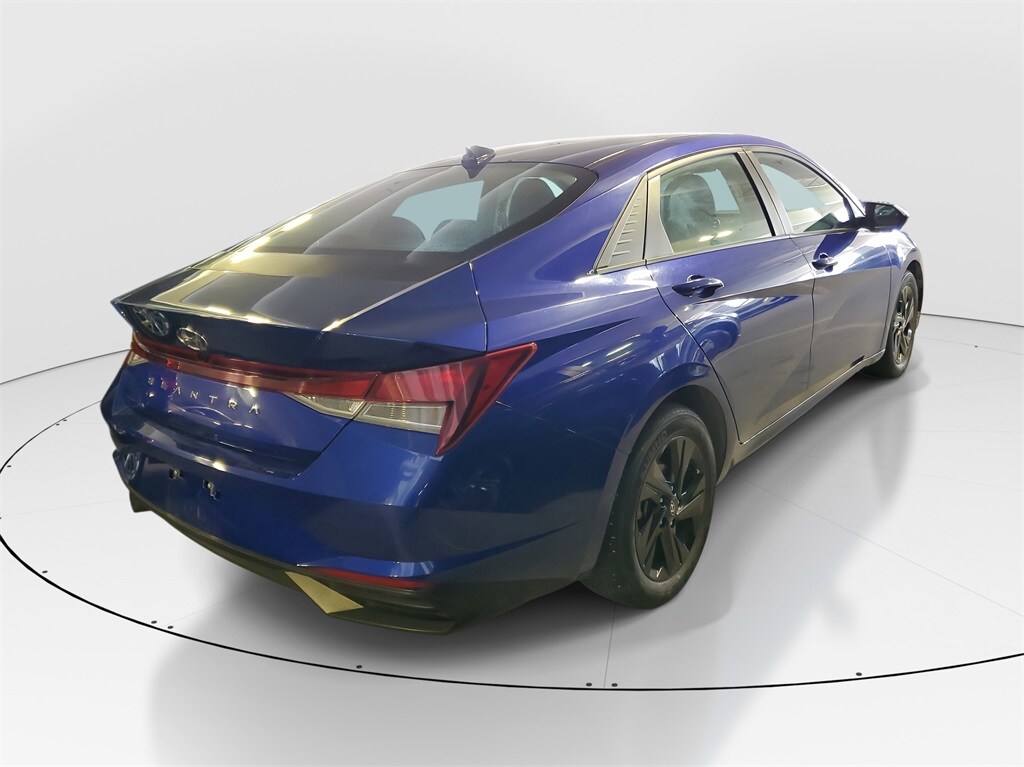 2023 Hyundai Elantra SEL photo 3