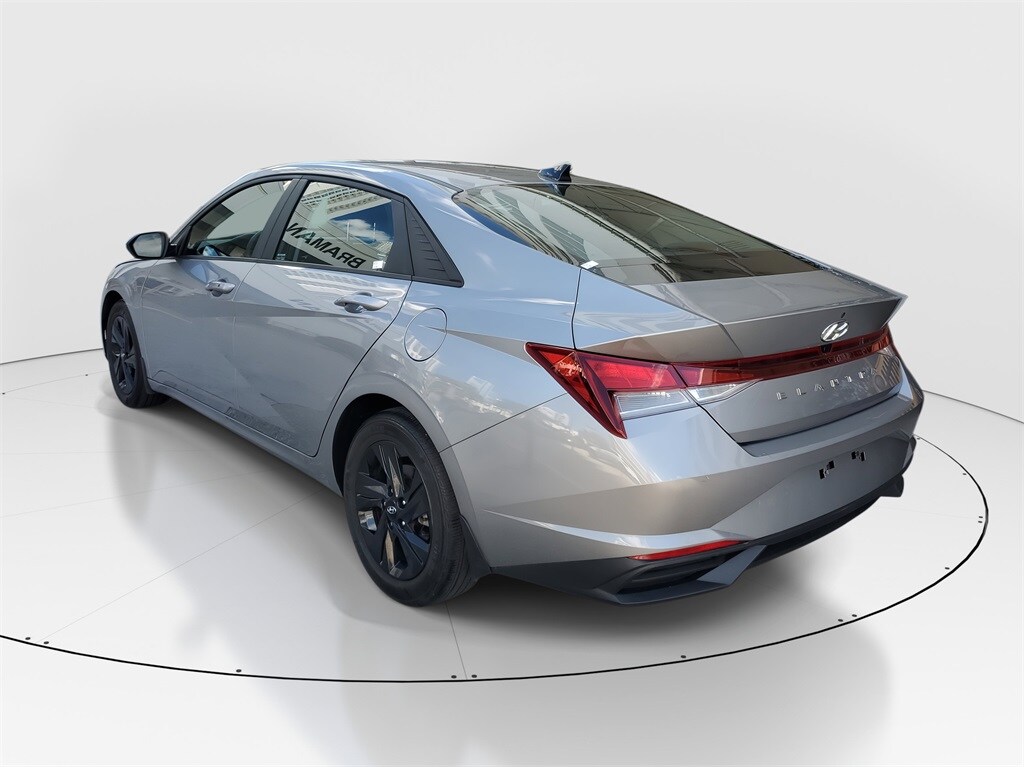 2023 Hyundai Elantra SEL photo 4