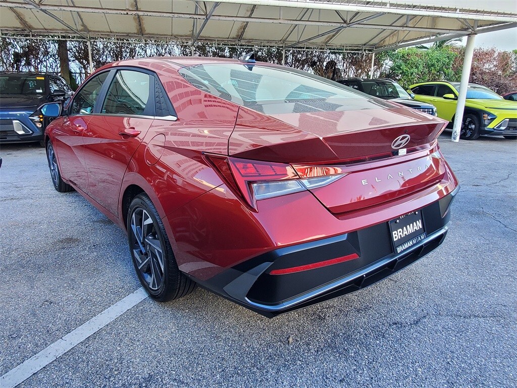 2025 Hyundai Elantra SEL Convenience photo 4