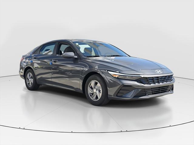 2025 Hyundai Elantra SE photo 2