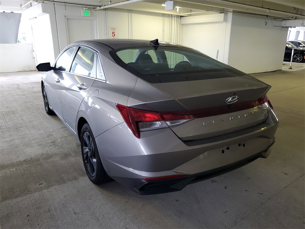 2023 Hyundai Elantra SEL photo 3
