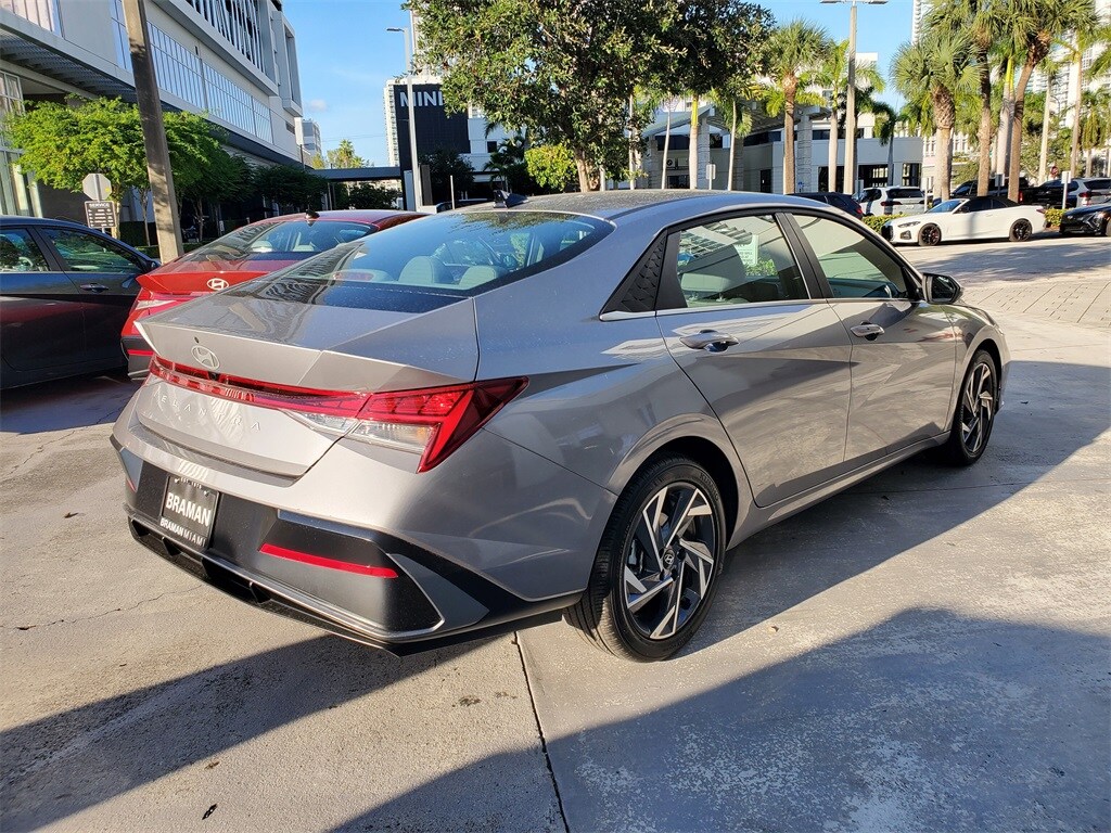 2025 Hyundai Elantra SEL Convenience photo 3
