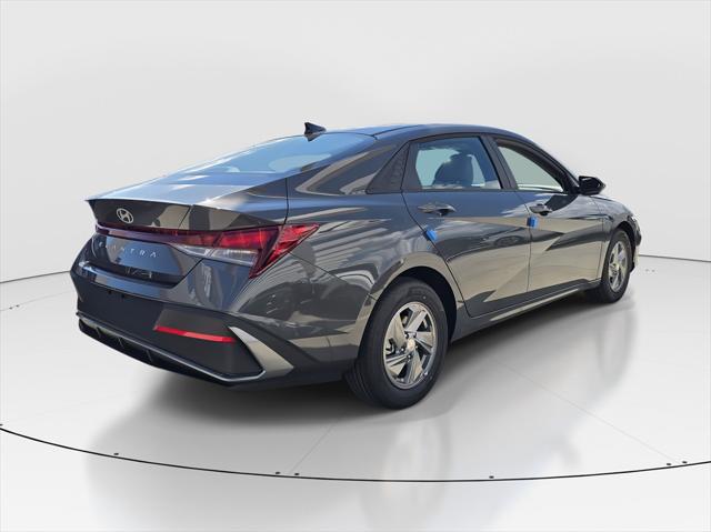 2025 Hyundai Elantra SE photo 3